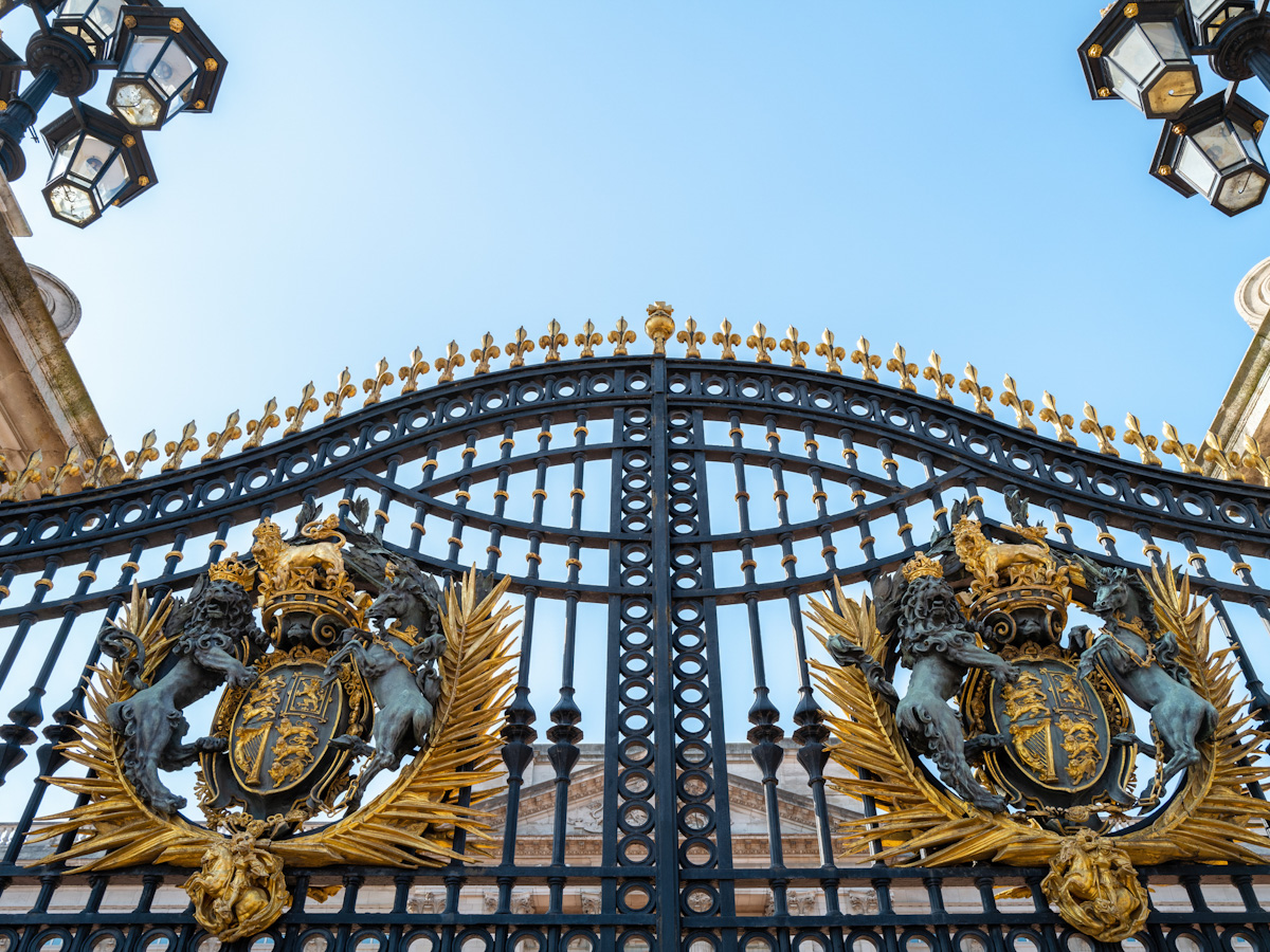 An image of the gates of Buckingham Palace