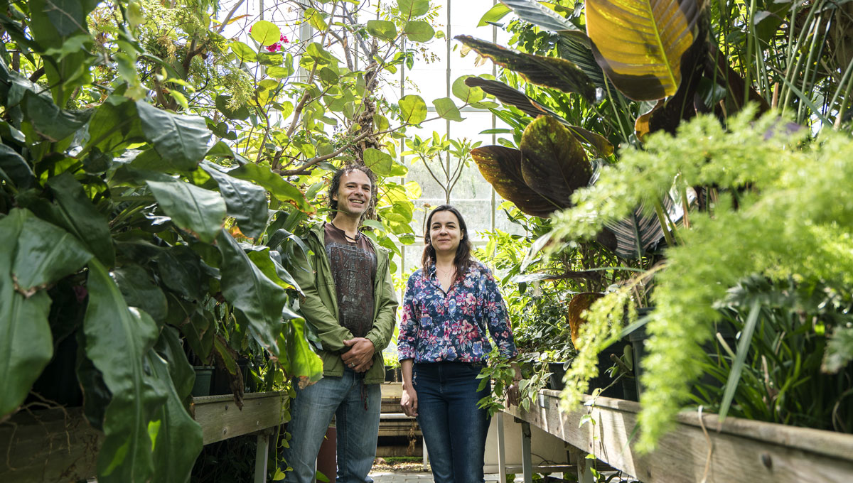 Visiting scholars Eliana Cazetta and Víctor Arroyo-Rodríguez