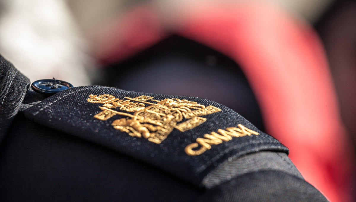 Picture of a closeup on a shoulder pad of a Canadian service an with the official coat of arms of Canada