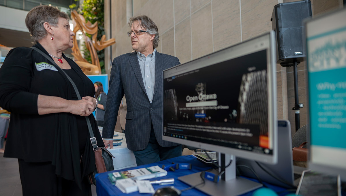 Attendees discuss Big Data in front of a computer during Data Day 6.0.