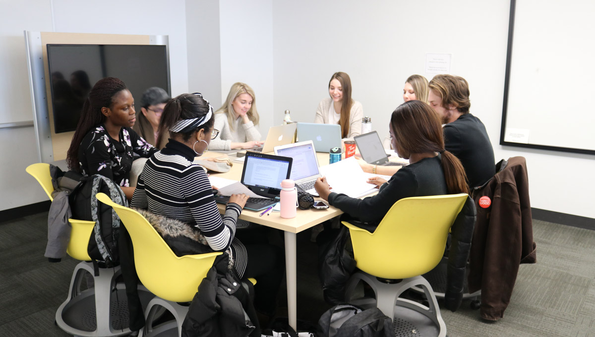 Students in Carleton's E-Volunteering course.