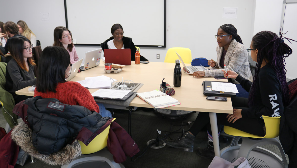 Students in Carleton's E-Volunteering course.