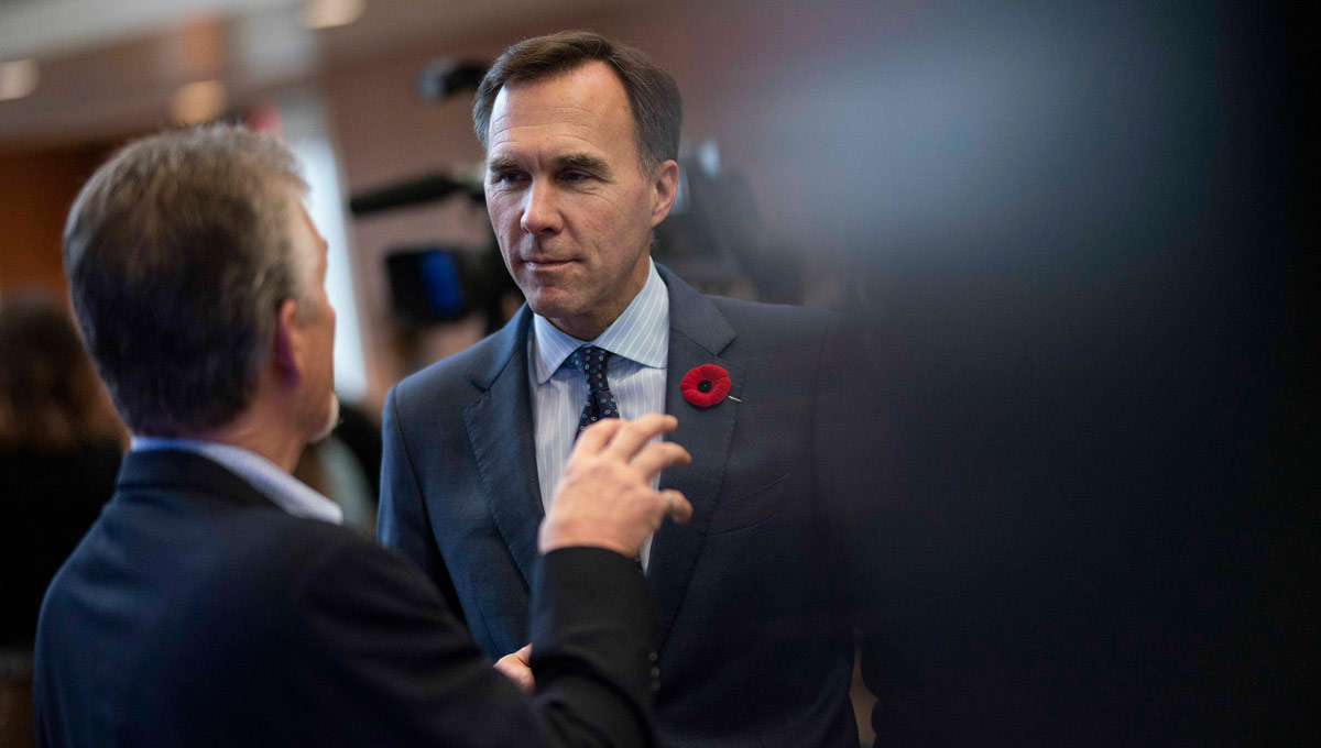 Bill Morneau speaks to an event attendee. The Honourable Bill Morneau, Minister of Finance, on behalf of the Honourable Amarjeet Sohi, Canada's Minister of Natural Resources, announced changes to Canada's Energy Efficiency Regulations to help Canadian homes and businesses save money by using more energy-efficient products. The announcement took place at Carleton in October 2018.