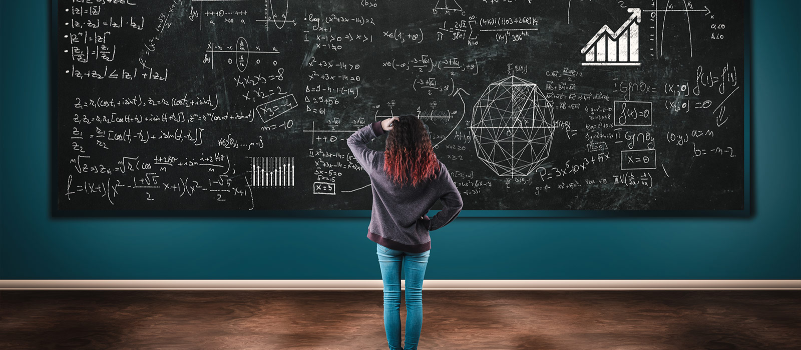 一个困惑的学生站在一块写满数学公式的黑板前。
