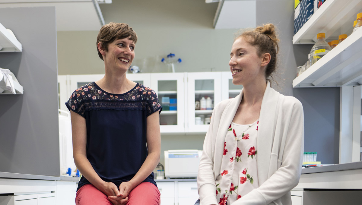 Prof. Jenny Bruin and Myriam Hoyeck pose in their lab