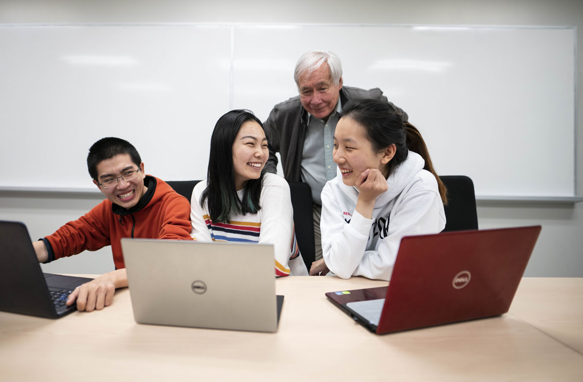 Photo of Prof. Tony Bailetti working with Carleton University Entrepreneurship students