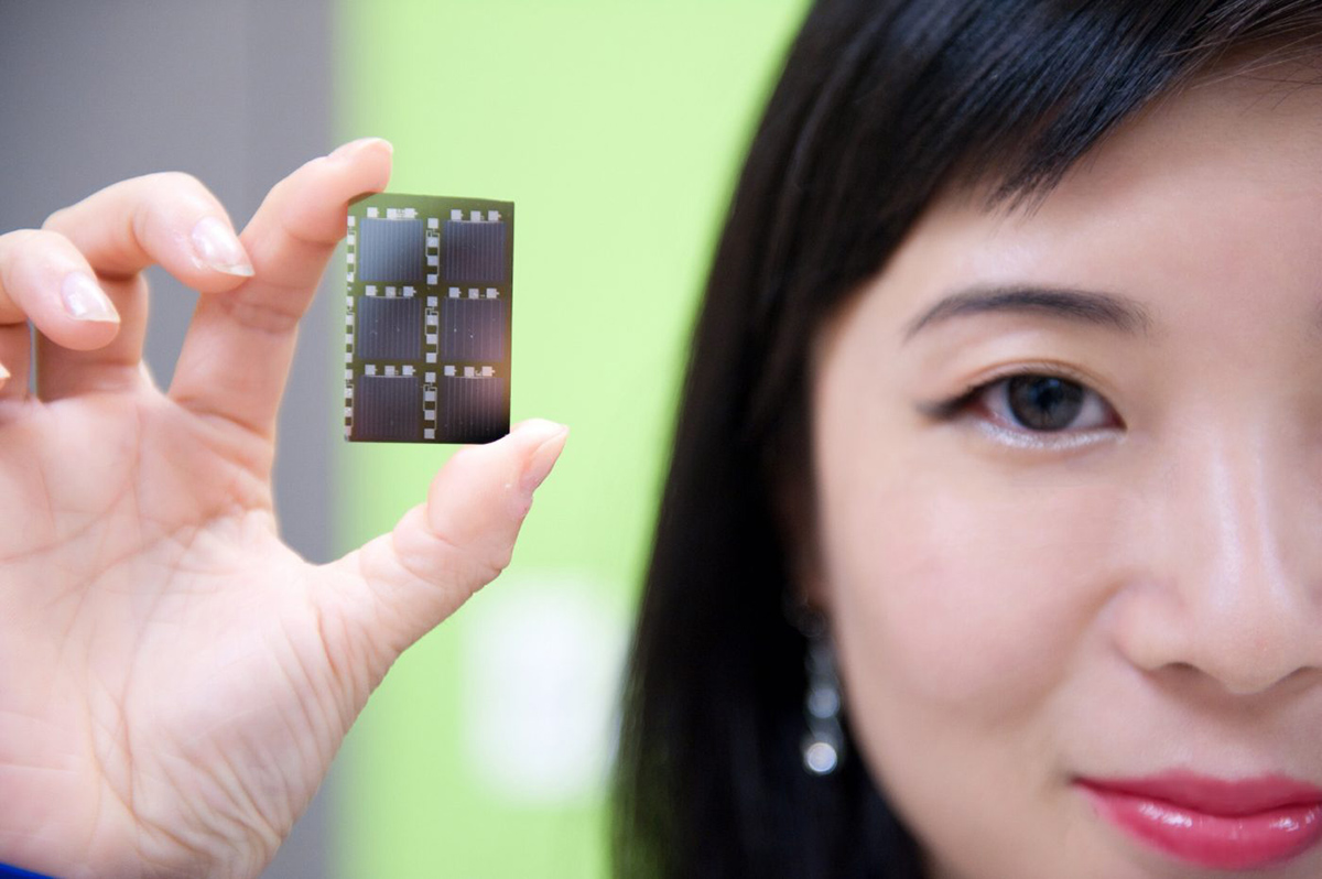 Winnie Ye holding a computer chip