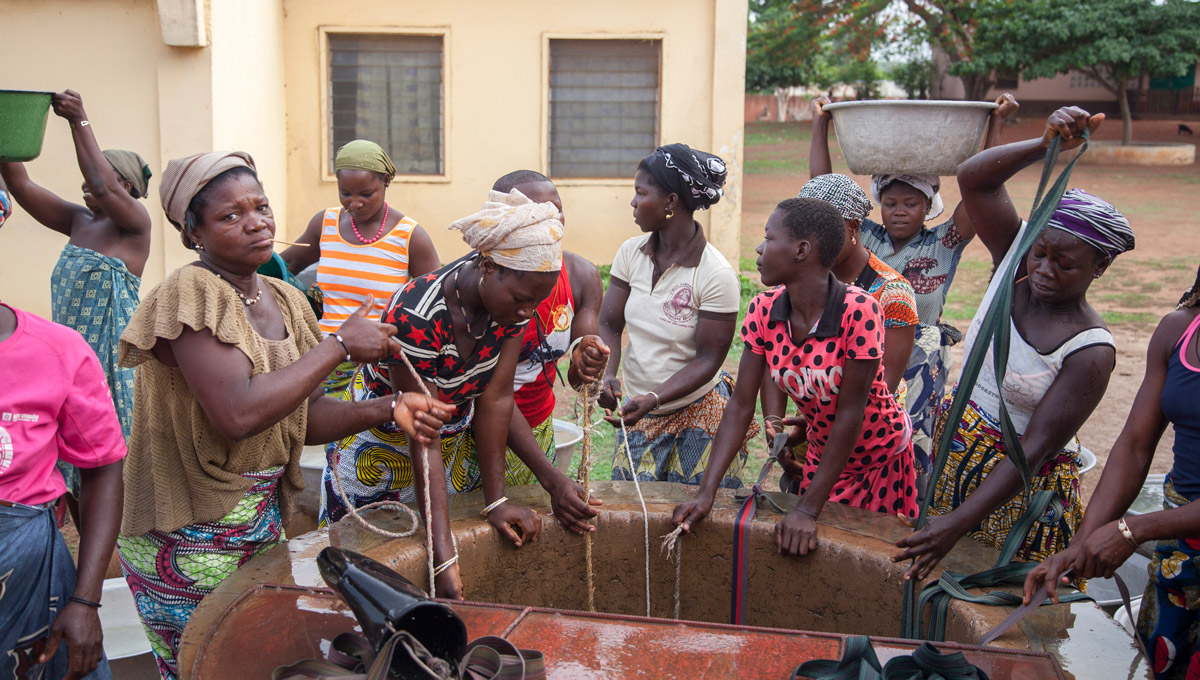 Women collecting water in one of the drinking water wells built by Spanish missionaries in Fo Bouré, Benin.